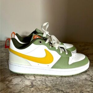 Boys dunks size 5.5 (like women’s size 7) Nike shoes